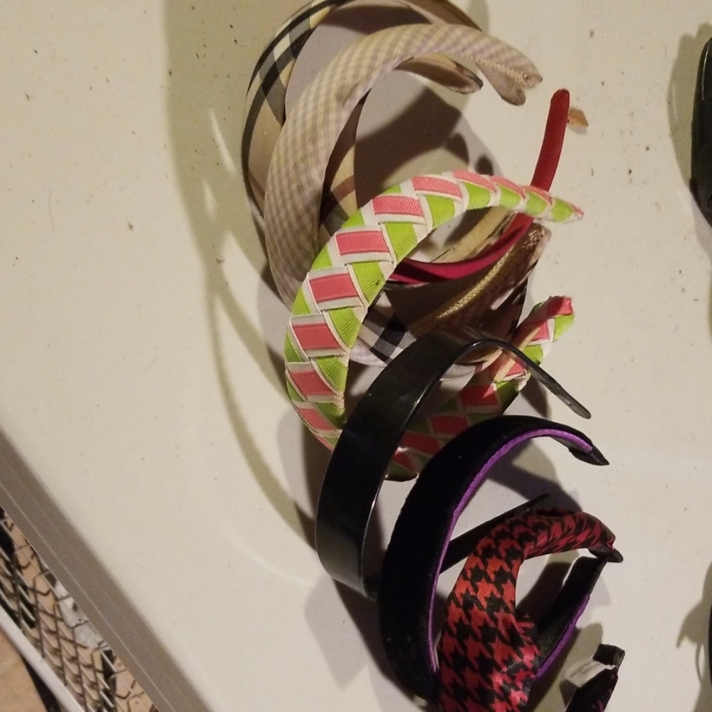 Multiple hair ties things